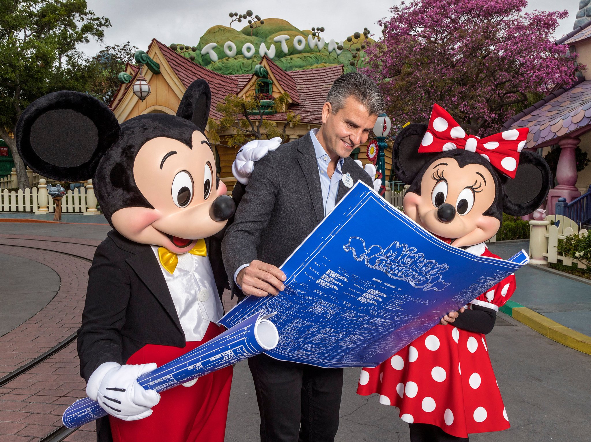 Disney officially announces Mickey and Minnies Runaway Railway for Disneyla...
